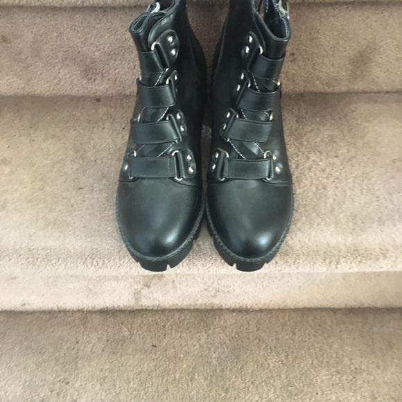Wish Shoes - Women’s chunky heel ankle boots size 9